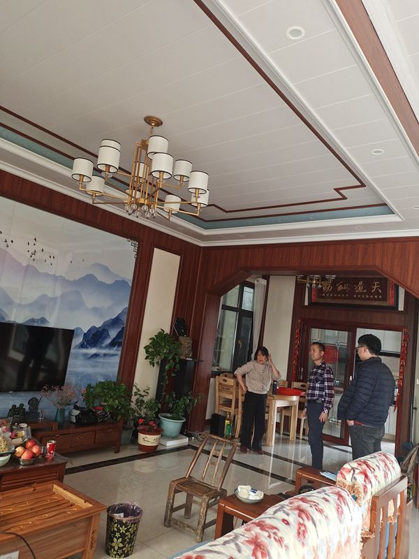 轻钢老大带领施工团队给老业务拜年送福利!(图4) 睿婕轻钢别墅