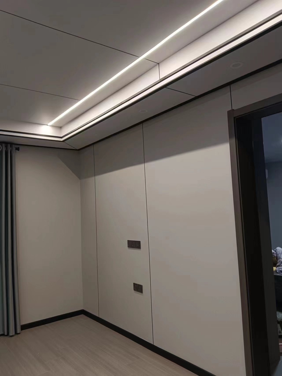 轻钢别墅室内铺木地板好做吗?