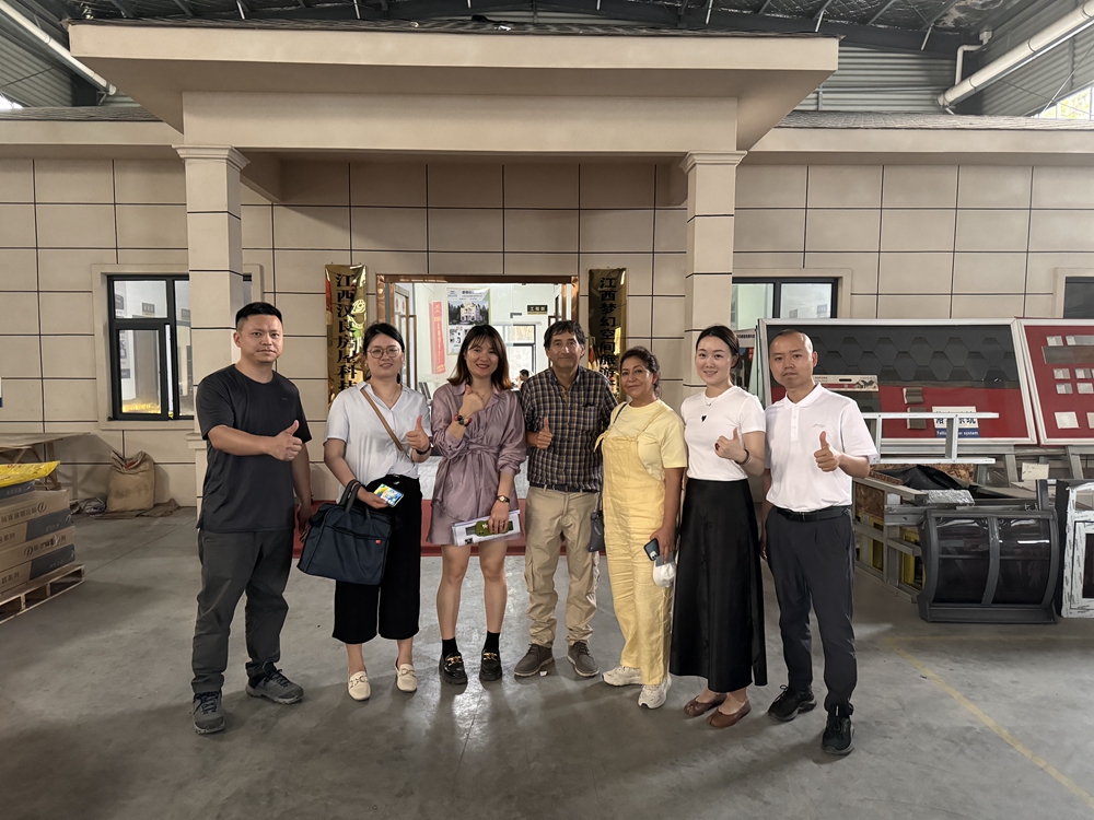 厄瓜多尔建筑商考察睿婕工厂:轻钢别墅出口南美,合作前景广阔!