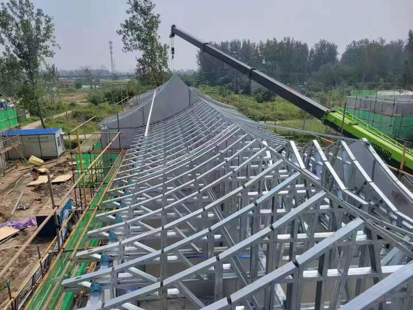 正在搭建中的轻钢别墅