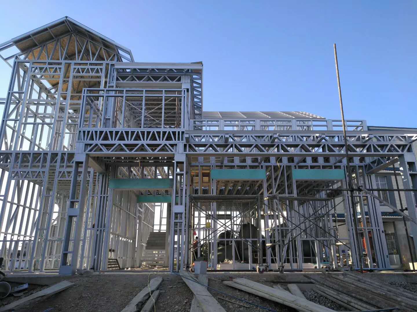 正在搭建的轻钢别墅
