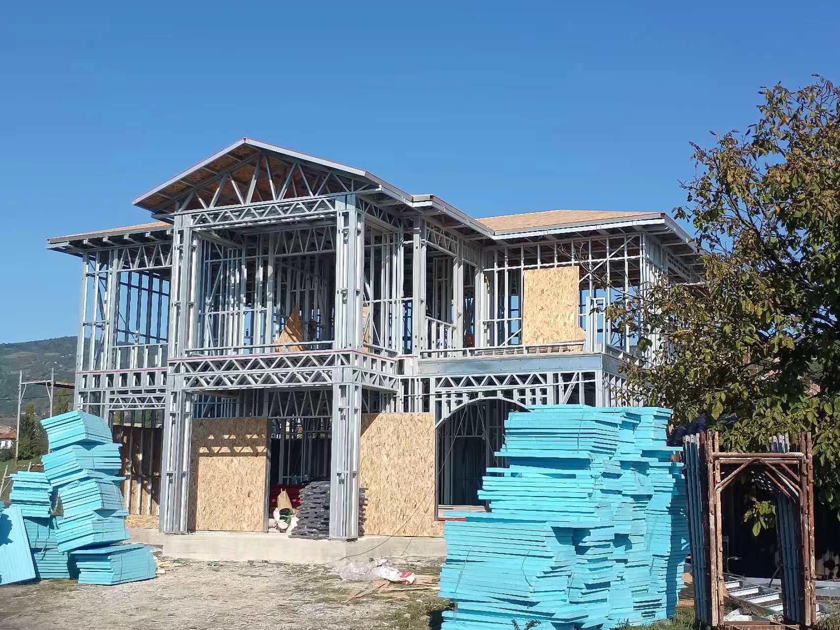正在搭建中的轻钢别墅